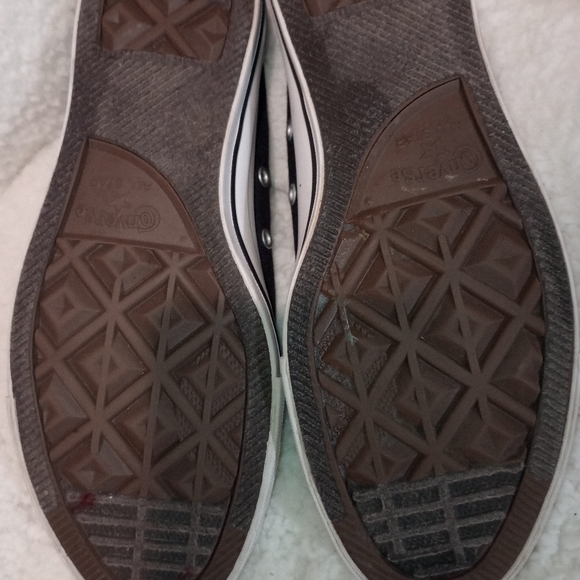 Size 9 unisex converse - Picture 2 of 6